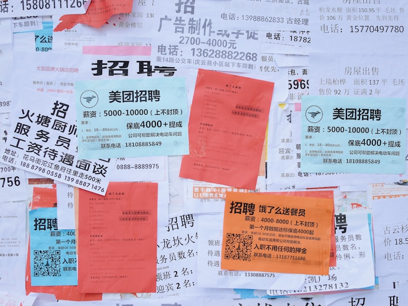 一个人坐在电脑前查询个人档案的插图