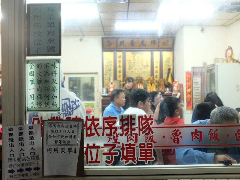 南充市人才交流中心办事大厅，市民正在查询个人档案
