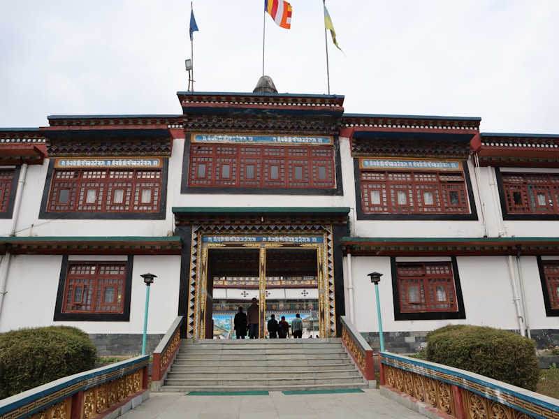 益阳市人力资源和社会保障局大楼外景，市民正在排队办理档案查询业务