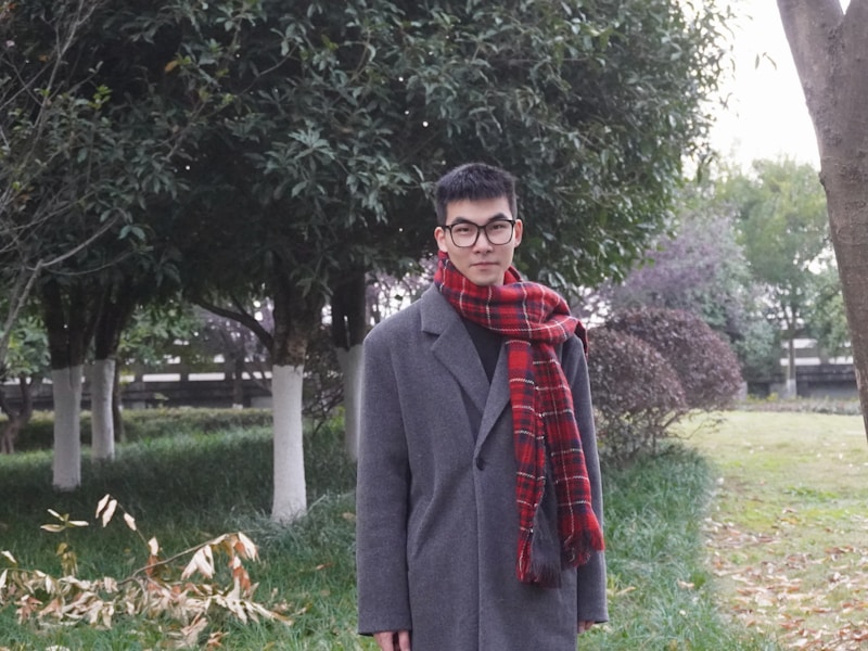 莎车县教育局门口，教师去查询个人档案