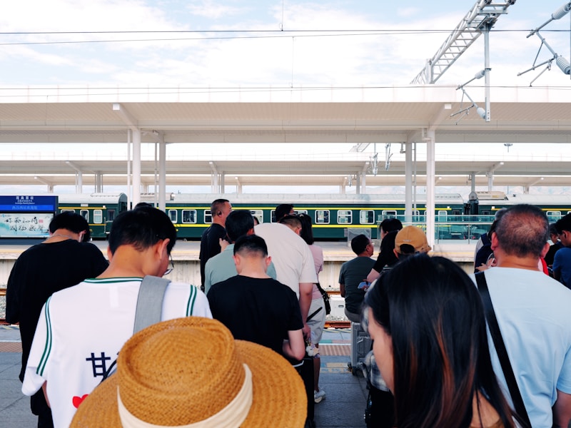 陕西省个人档案查询现场排队场景