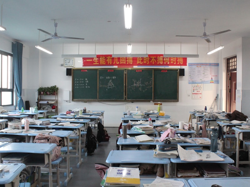 家长在学校办公室查询学生档案的场景