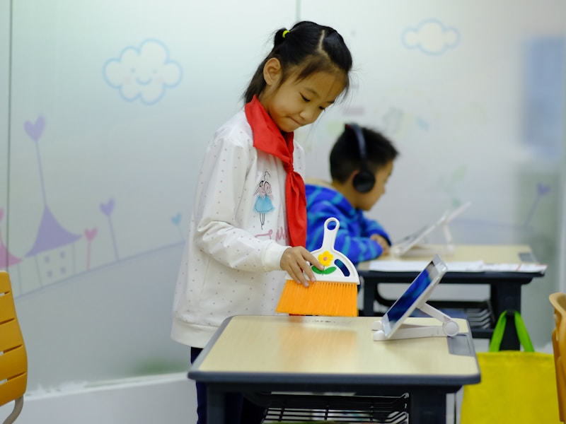 家长在小学教务处查询孩子个人档案的场景